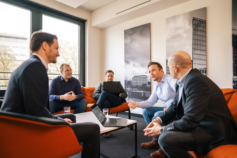 Beratungsteam von Digital Waterkant im Gespräch über SAP S/4HANA Strategien für Unternehmen