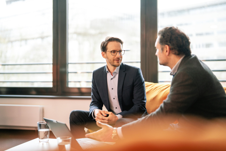 Zwei SAP S/4HANA Berater von Digital Waterkant im persönlichen Gespräch