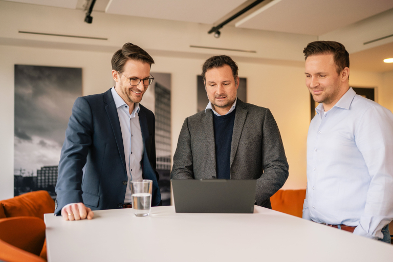 SAP S/4HANA Experten von Digital Waterkant analysieren Projektdaten am Laptop